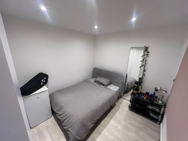 Double room available for room share with a boy Main Photo