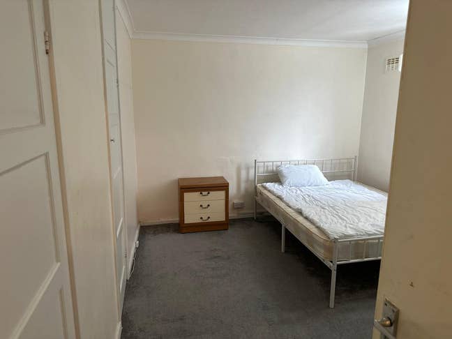 1 Double bed room available  Main Photo