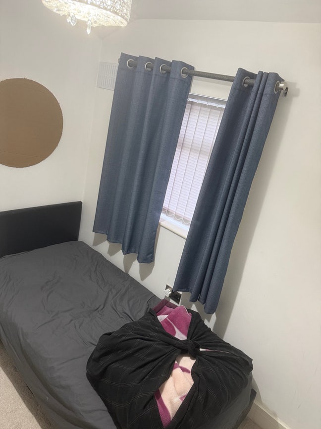 Single Room To Let bed+wardrobe Main Photo