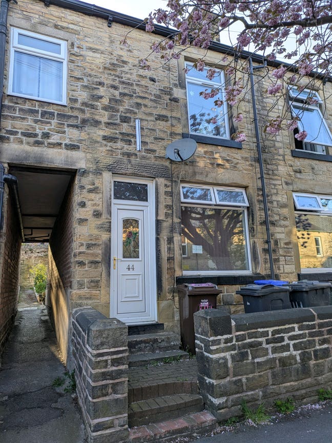 Master bedroom available in a 3 bed terrace Main Photo