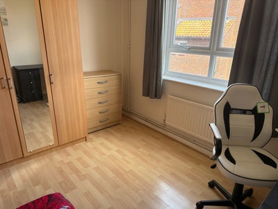 Nice Room in Elephant and castle ready to move Main Photo