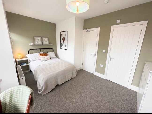 Bright modern ensuite double room Main Photo