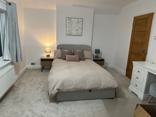 Room to Rent in Beautiful Quiet House Main Photo