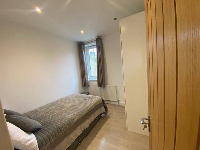 Very large master room 1 min walk from Shadwell-  Main Photo