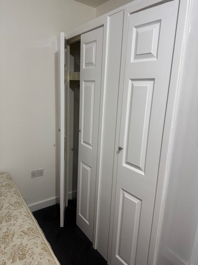 Room with its own bathroom  Main Photo