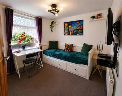 A Private Haven for a Quiet Professional Main Photo