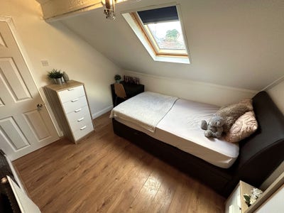 1 double attic room available Main Photo
