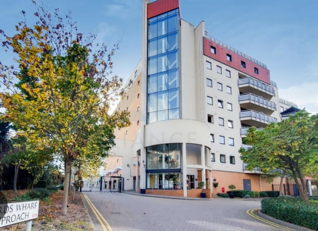 London City Airport Large Double Room Ensuite!  Main Photo