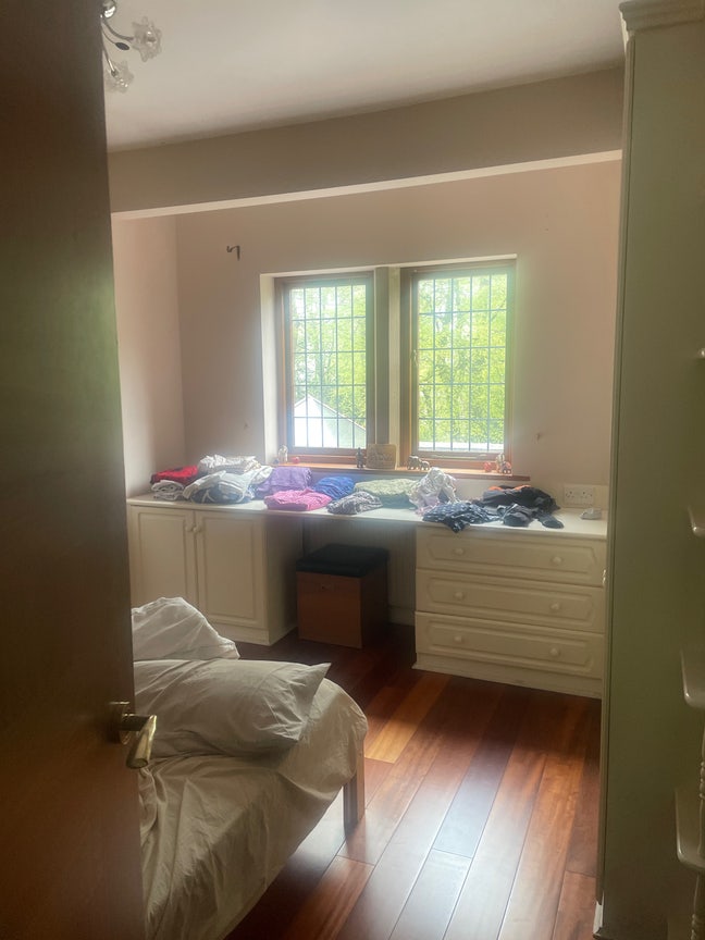 A lovely room onlooking on to garden.   Main Photo