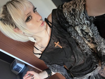 21F barista + 3 polite cats looking for a flat Main Photo