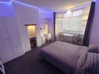 Double room in clean quiet shared house Main Photo