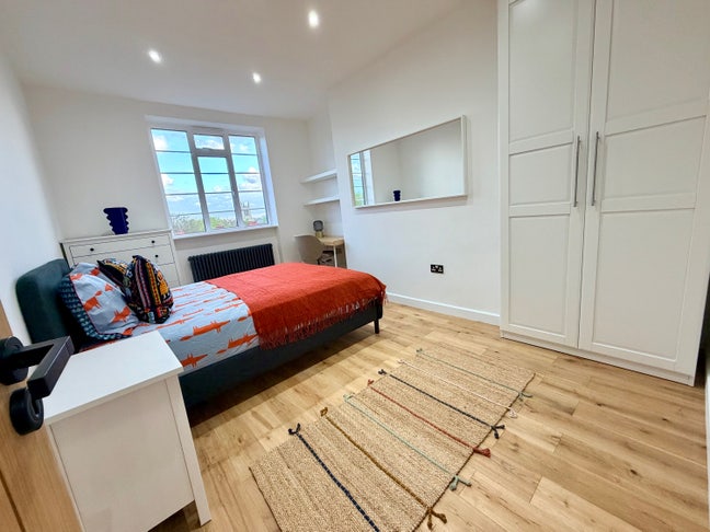 Great Views-Move Asap-Only 2 Rooms-Angel-All Incl Main Photo