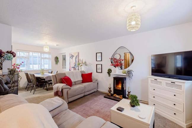 Double Room in Lovely Home *Bills inc *Parking Main Photo