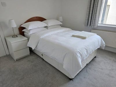 Double room in spacious flat for rent in Cobham Main Photo