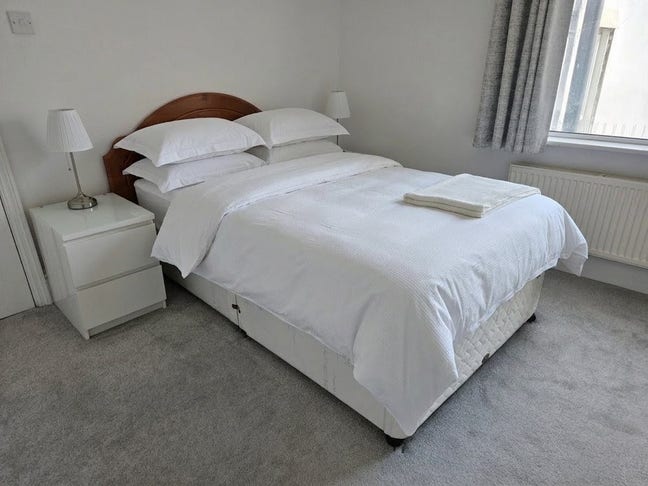 Double room in spacious flat for rent in Cobham Main Photo