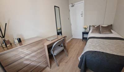 Single Room-Own Bathroom-Close to Train Station Main Photo