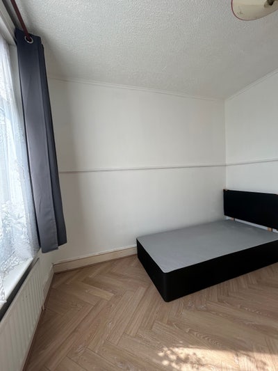 2 Seperate small double rooms available  Main Photo
