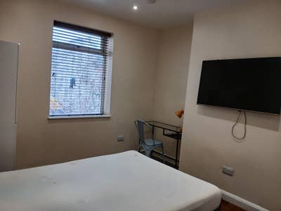 ST4/Stoke. Large Double Ensuite + Smart TV Main Photo