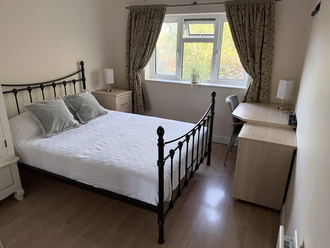 En-suite bedroom with Double size bed Main Photo