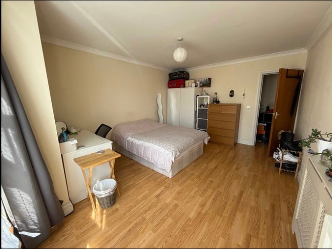 Spacious double room in 3 bed flat  Main Photo