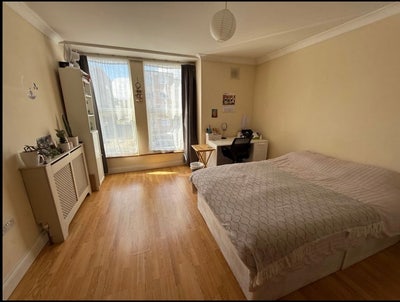 Spacious double room in 3 bed flat  Main Photo