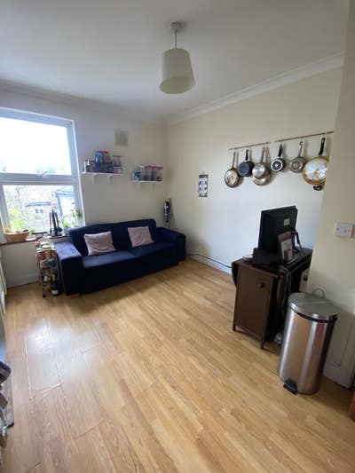 Spacious double room in 3 bed flat  Main Photo