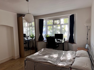 Super spacious en-suite room in Gunnersbury Park Main Photo