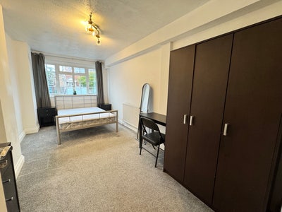 Lovely double room in professional shared house Main Photo