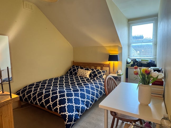 Bright and Airy Double Room in Friendly Maisonette Main Photo