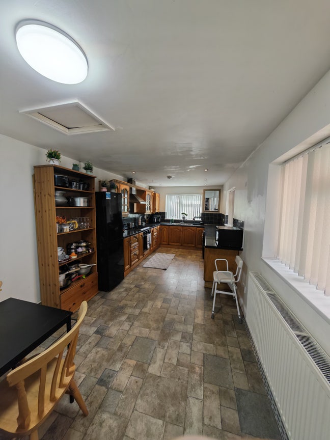 Clean, Bright Rooms in Comfortable House – Ideal f Main Photo