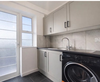 Newly refurbished,nice flat, 3rd floor, lift Main Photo