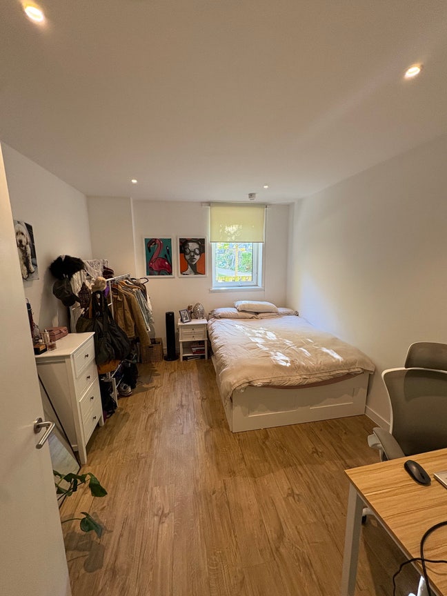 Large double room w/ private bathroom  Main Photo