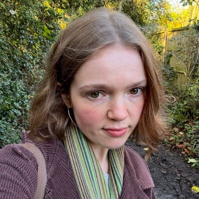 Looking for room + flatmates in London (22F) Main Photo