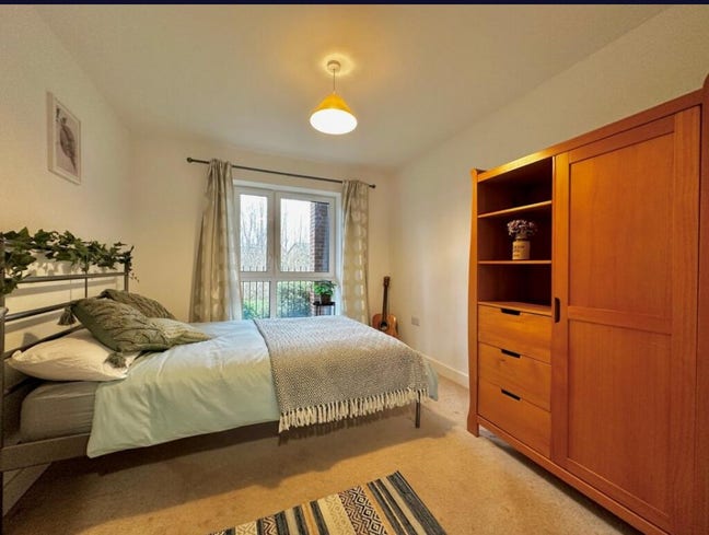 Spacious double room available in Oakgrove Village Main Photo