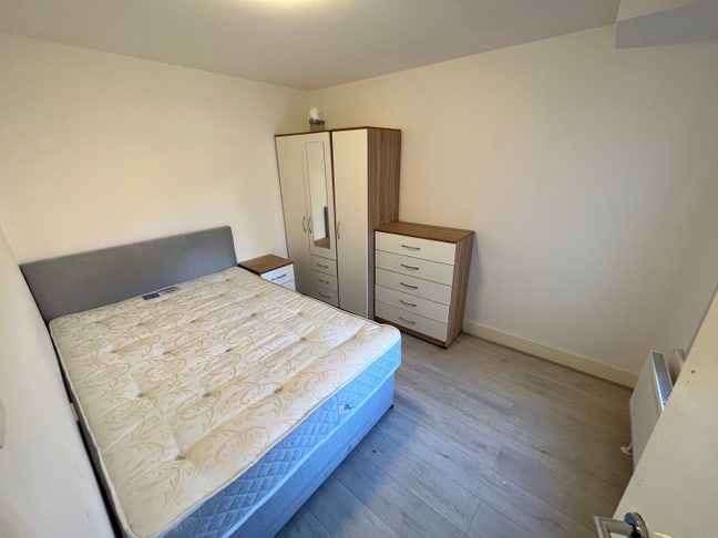 Large single room available in  Edmonton! Main Photo