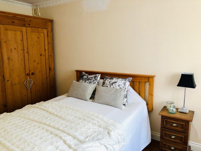 Double Room close to bus, train, town.  Main Photo