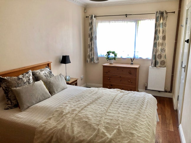 Double Room close to bus, train, town.  Main Photo