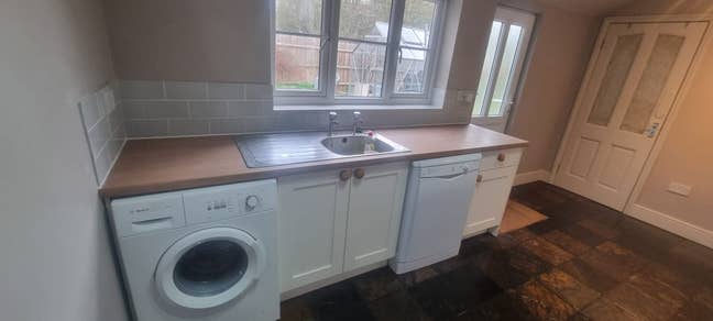 Ground floor ensuite bedroom in shared house Main Photo