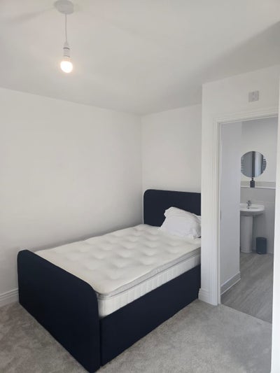 Spacious En-Suite Room in Newly Built Hampton Home Main Photo