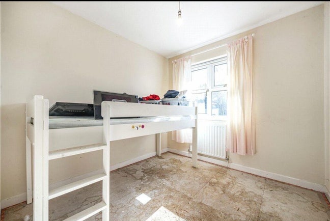 One single bedroom available  Main Photo