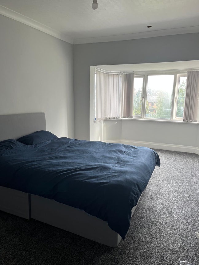 Spacious double bedroom  Main Photo