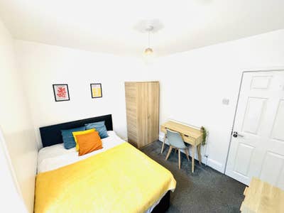 ⭐️Bright Ensuite Room in Professional Houseshare⭐️ Main Photo