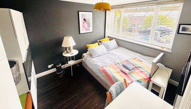 Double room with parking for short term let Main Photo