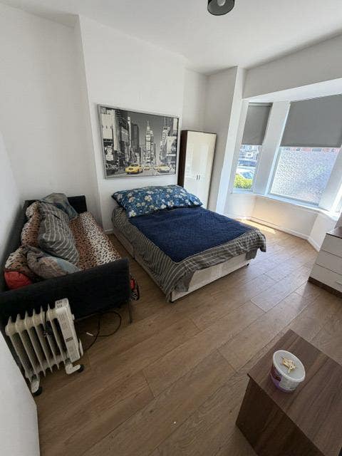 Large Double Room in Eccles Town Centre  Main Photo