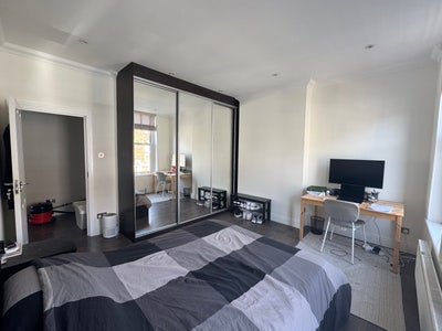 Lovely double bed bright room Main Photo