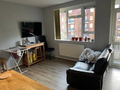 Huge bedroom(5m by 4m) with balcony  Main Photo