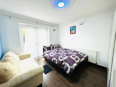 Double Room with Garden Access – E14 🏠 Poplar Main Photo