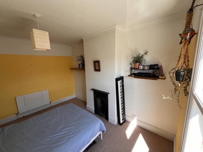 🌿 Sunny Double Room Overlooking St. George Park Main Photo