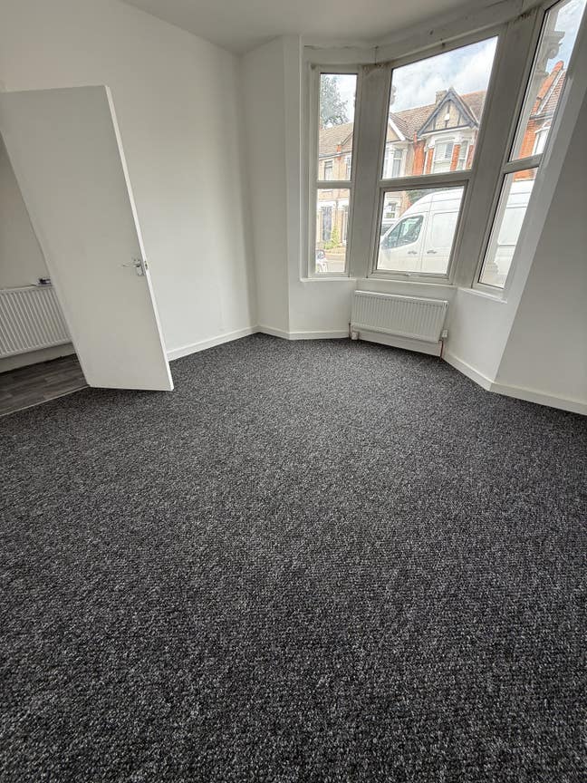 Double room to let SevenKings 3Min walk to station Main Photo