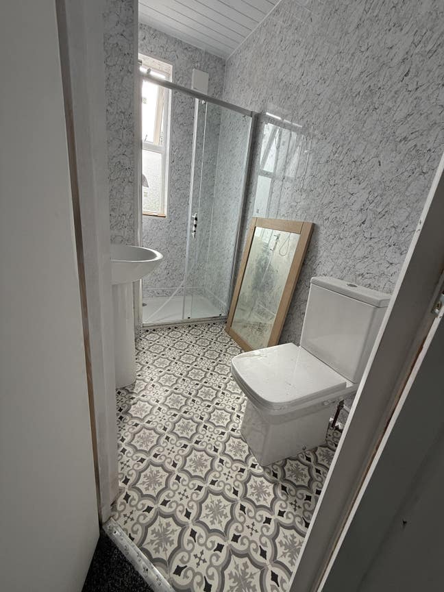 Double room to let SevenKings 3Min walk to station Main Photo